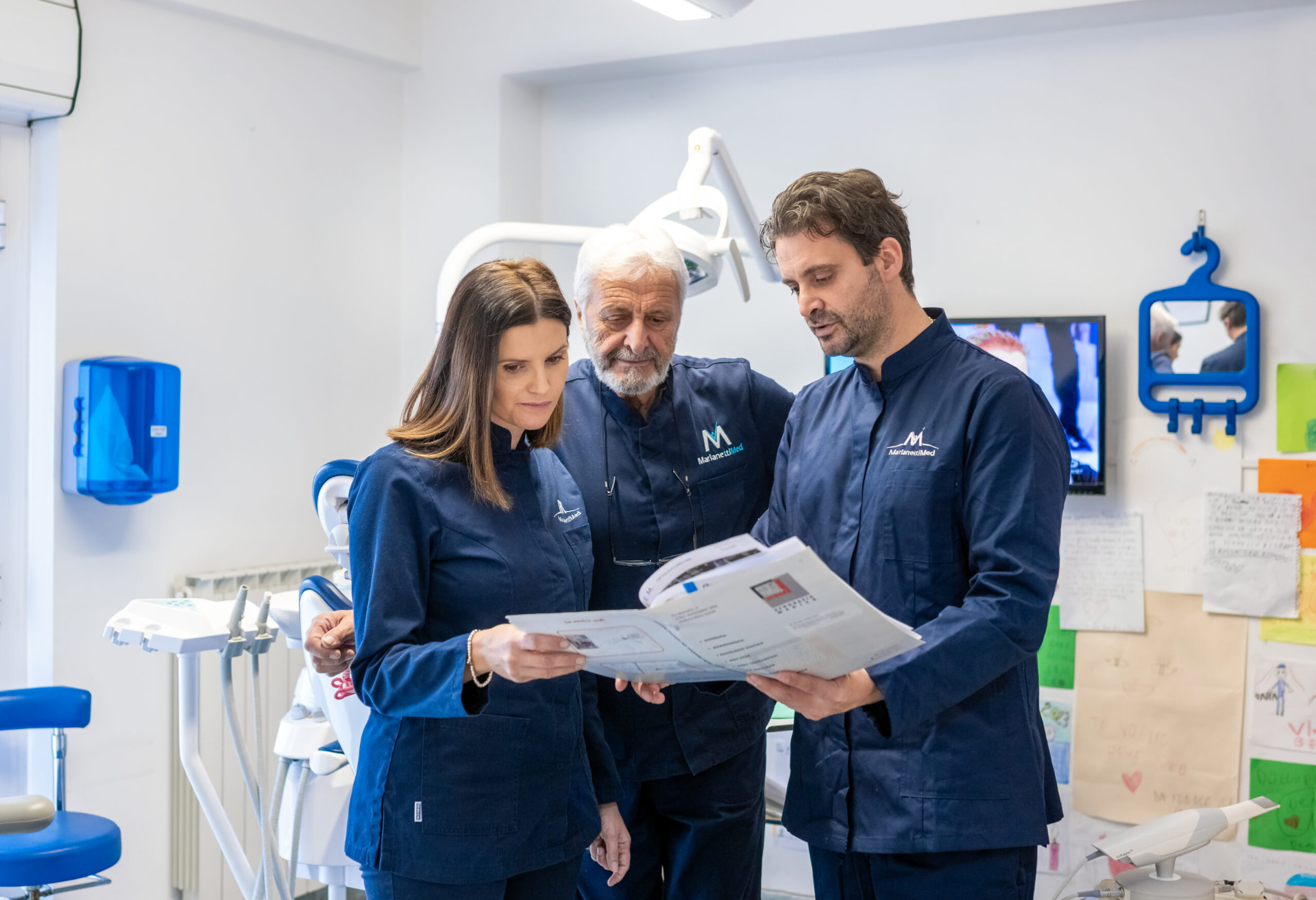 Il team di medici MarianettiMED DentalClinic durante un consulto