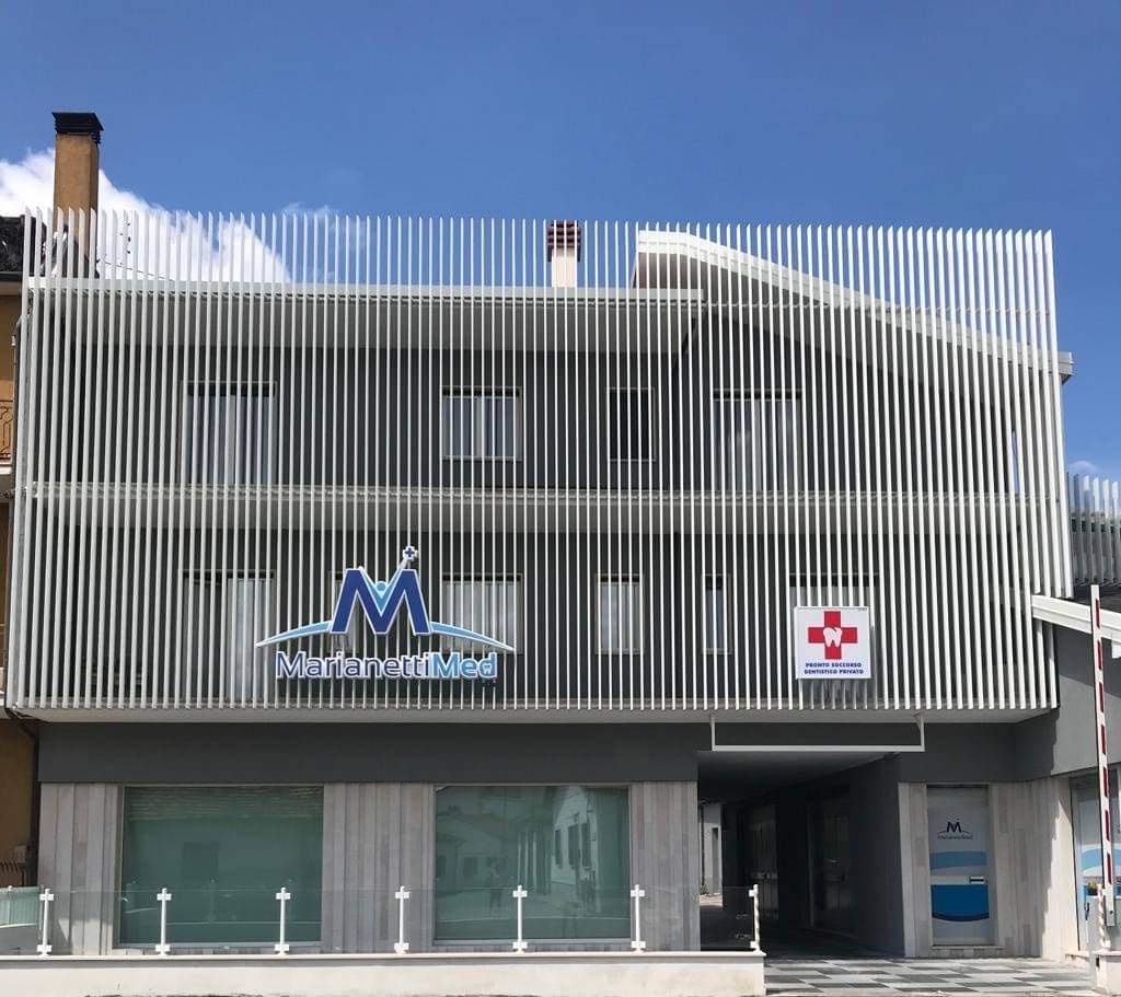 Ingresso della clinica MarianettiMED DentalClinic ad Avezzano